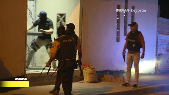 Die Polizei von Durán in Ecuador stürmt das Haus eines  mutmaßlichen Drogenhändlers.  
