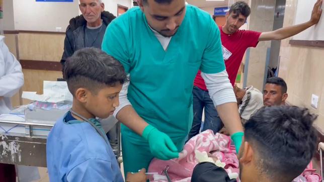 Der 12-jährige palästiniensische Junge Zakaria hilft in einem Krankenhaus im Gzastreifen