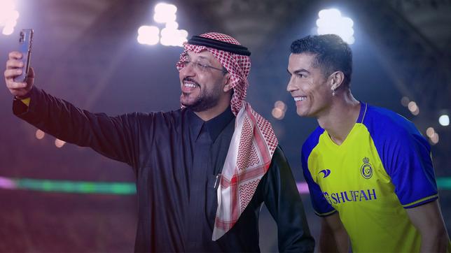 Cristiano Ronaldo lässt sich mit saudischen Fußball-Fans fotografieren