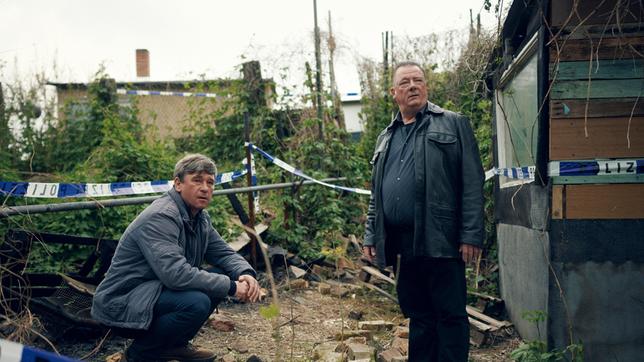 Henry Koitzsch (Peter Kurth) und Michael Lehmann (Peter Schneider) ermitteln am Tatort, einer Kleingartenanlage.